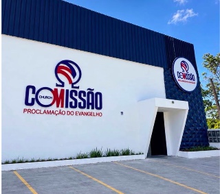 Fachada da CoMissão Church, com o letreiro Proclamação do Evangelho